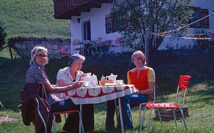 breakfast outdoors'